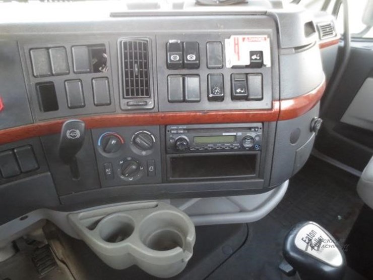 2008-volvo-vnl42t300-image-26