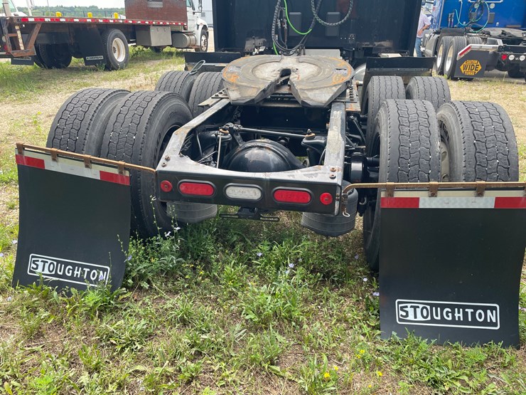 2020-peterbilt-567-image-10