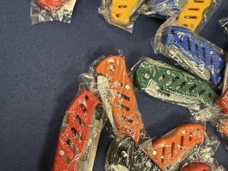 cl--assorted-pocket-knives-image-3