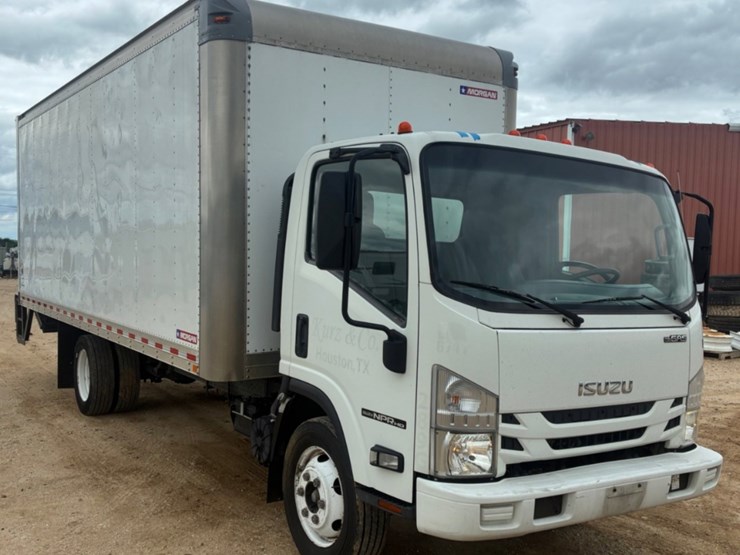 2019-isuzu-npr-image-3