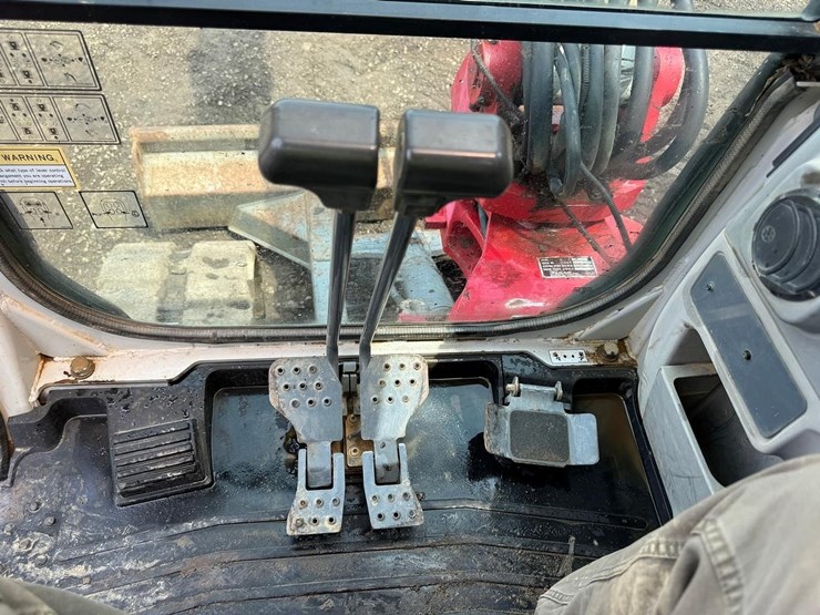 2012-takeuchi-tb250-image-29