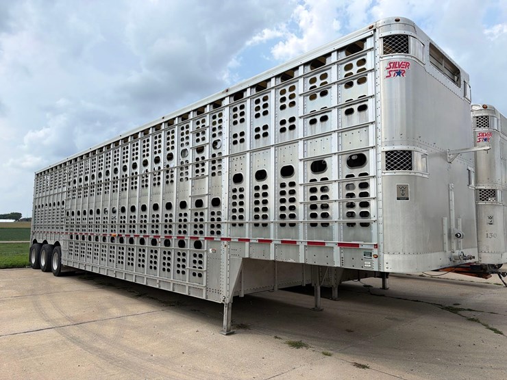 2016-wilson-livestock-trailer-image-1