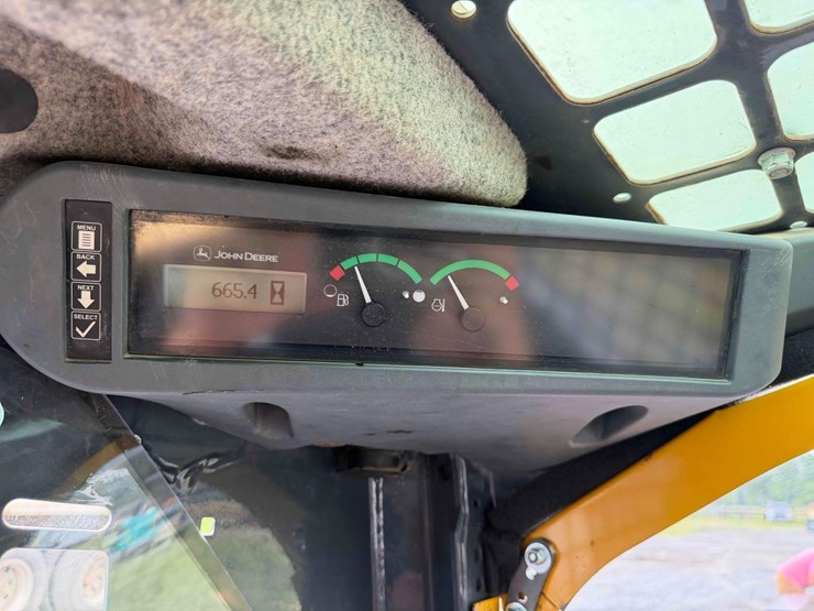 2018-deere-318g-image-19