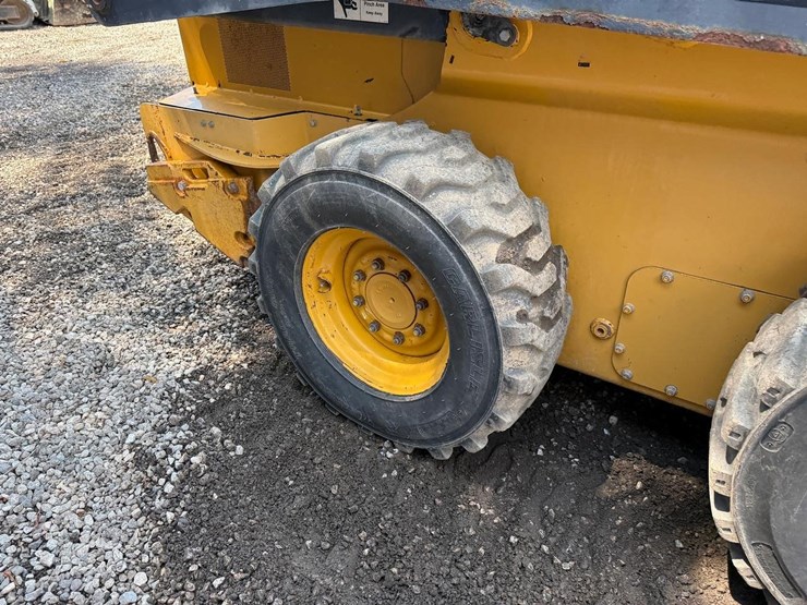 2016-deere-320e-image-13