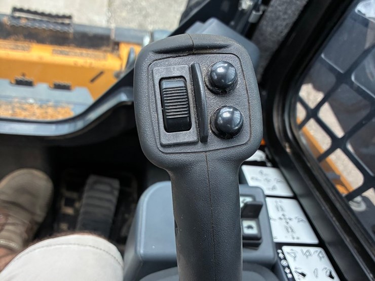 2025-deere-325g-image-16