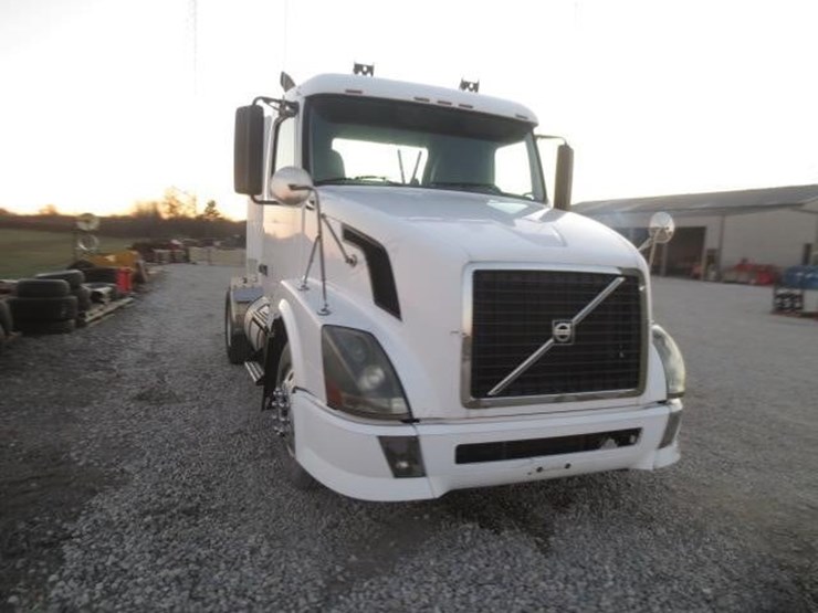 2008-volvo-vnl42t300-image-3