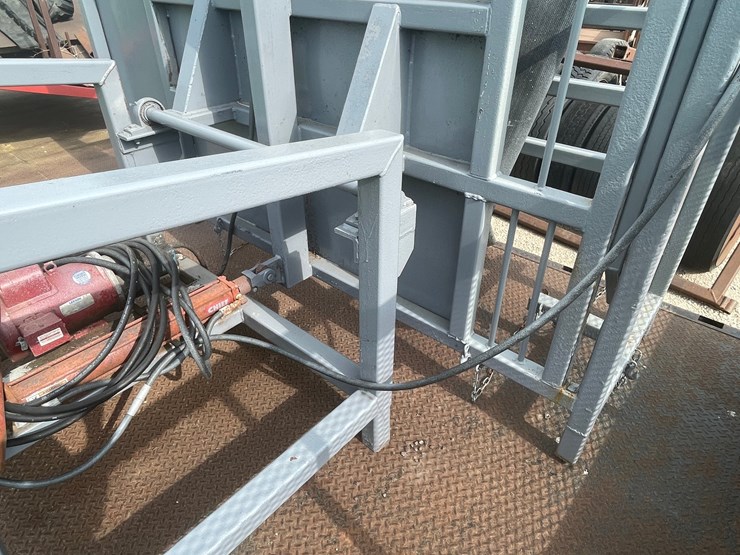 #303-•-tidenberg-heavy-duty-lay-down-cattle-chute-image-18