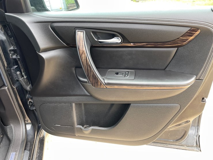 2014-gmc-acadia-denali-image-32