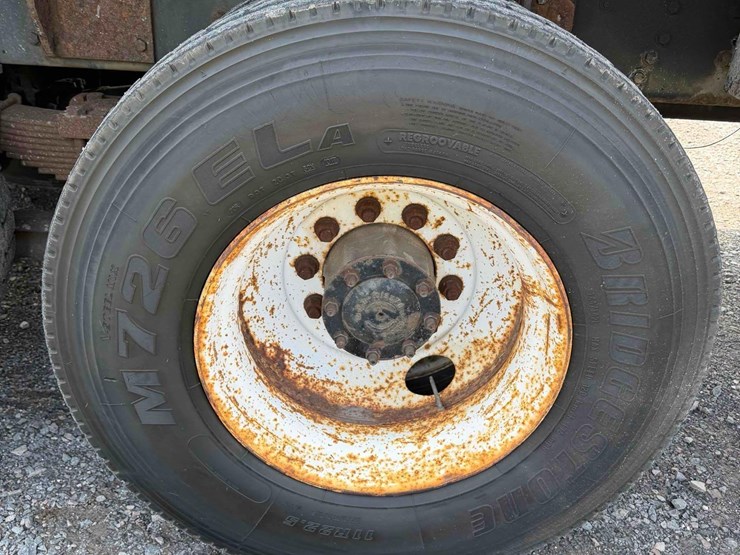 2000-freightliner-fl112-image-12