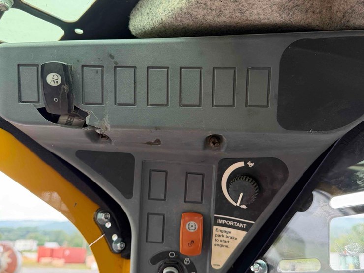 2018-deere-318g-image-18