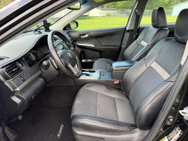 #106-•-2013-toyota-camry-passenger-car-image-15