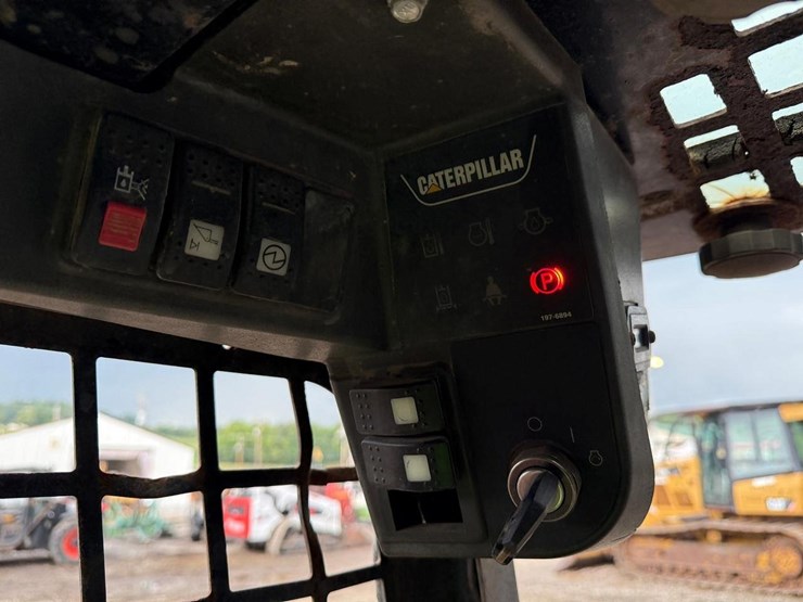 2004-caterpillar-247b-image-23