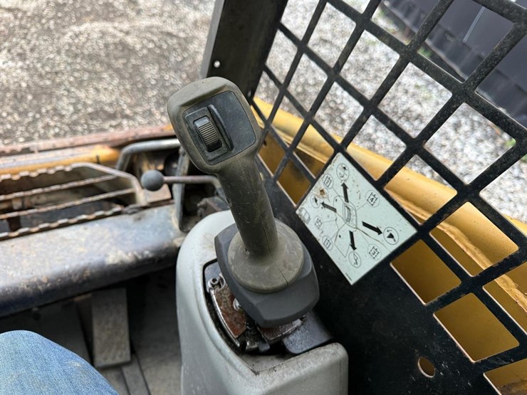 2004-caterpillar-247b-image-21