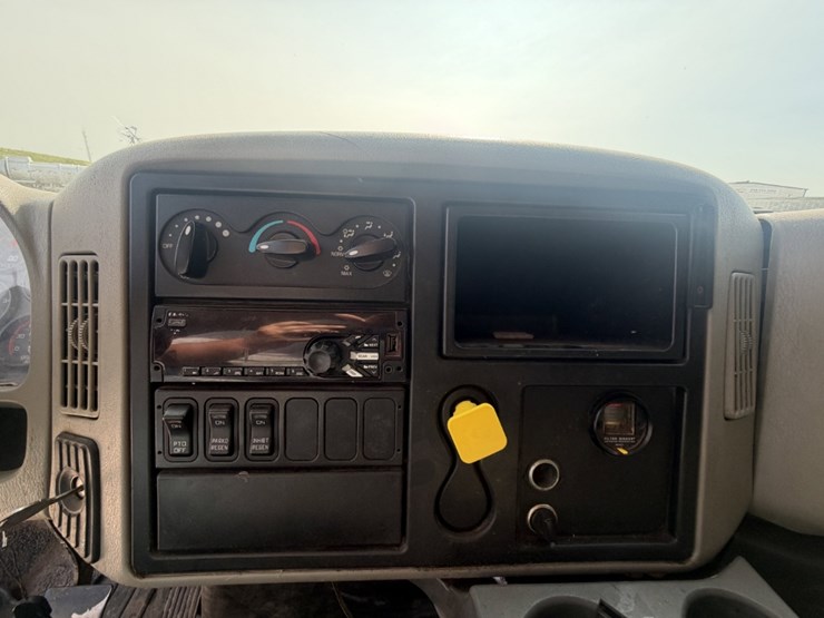 2019-international-durastar-4300-image-13