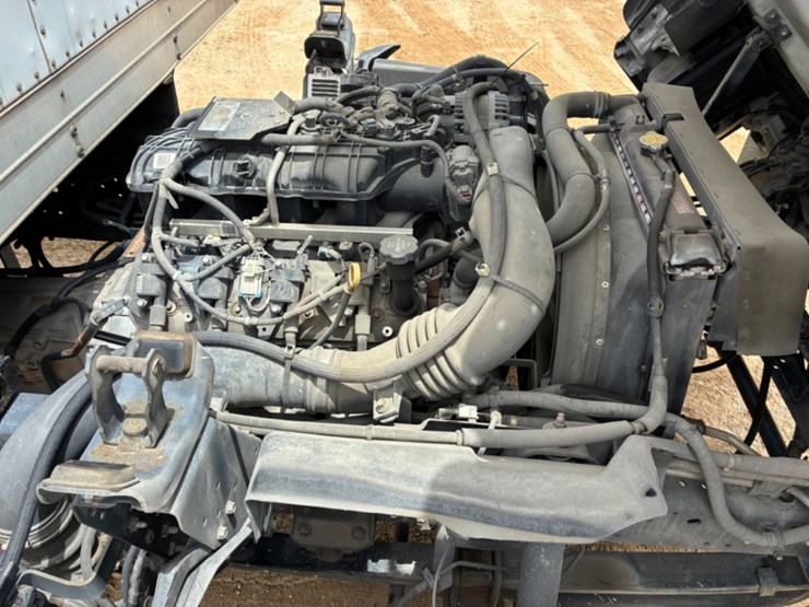 2019-isuzu-npr-image-15