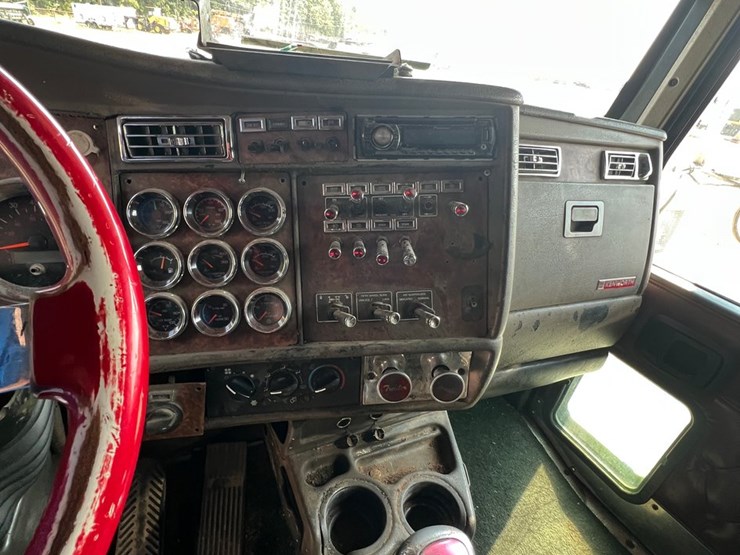 2005-kenworth-w900-image-14