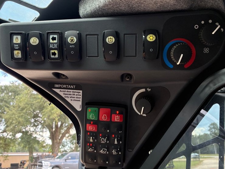 2025-deere-325g-image-11