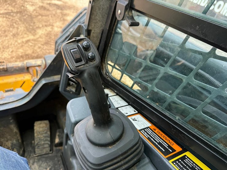 2024-deere-320g-image-19