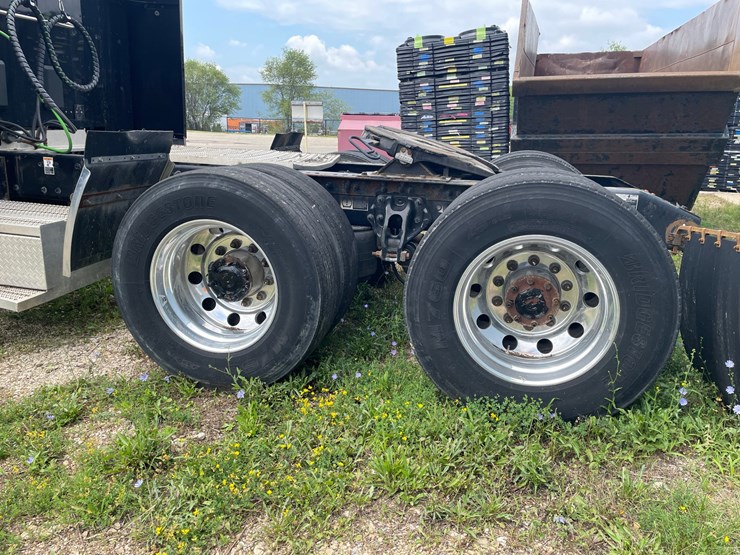 2020-peterbilt-567-image-13