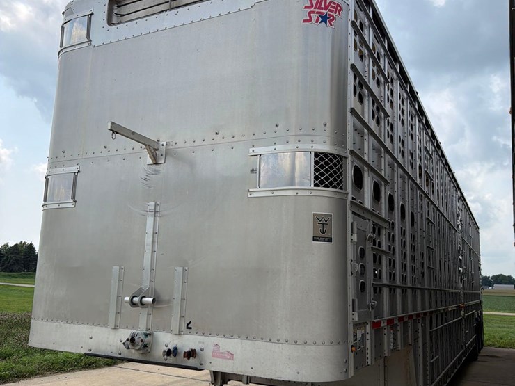 2016-wilson-livestock-trailer-image-3