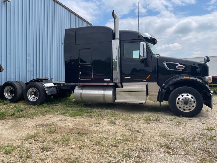2020-peterbilt-567-image-4