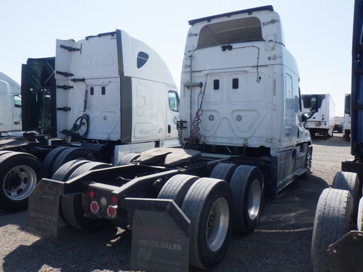 2015-freightliner-cascadia-125-image-8