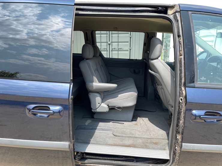 2006-chrysler-town-&-country-image-31
