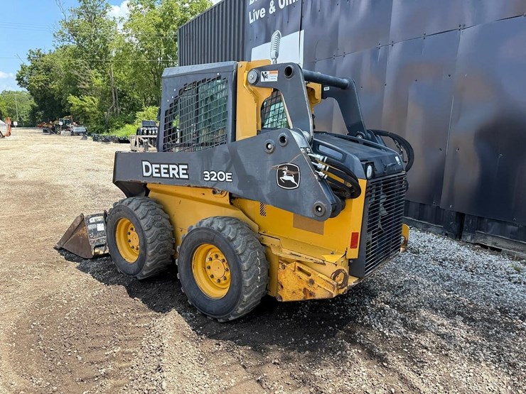 2016-deere-320e-image-2