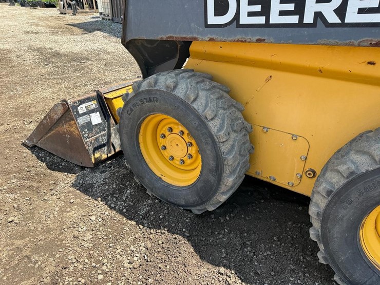2016-deere-320e-image-16