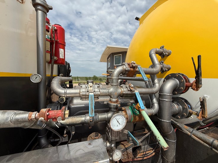 2019-peterbilt-389-image-16