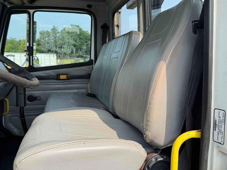 2000-freightliner-fl112-image-27