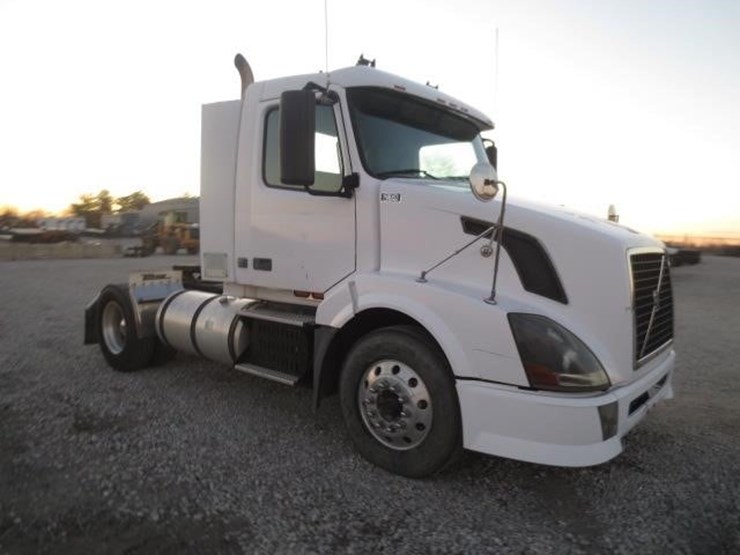 2008-volvo-vnl42t300-image-4