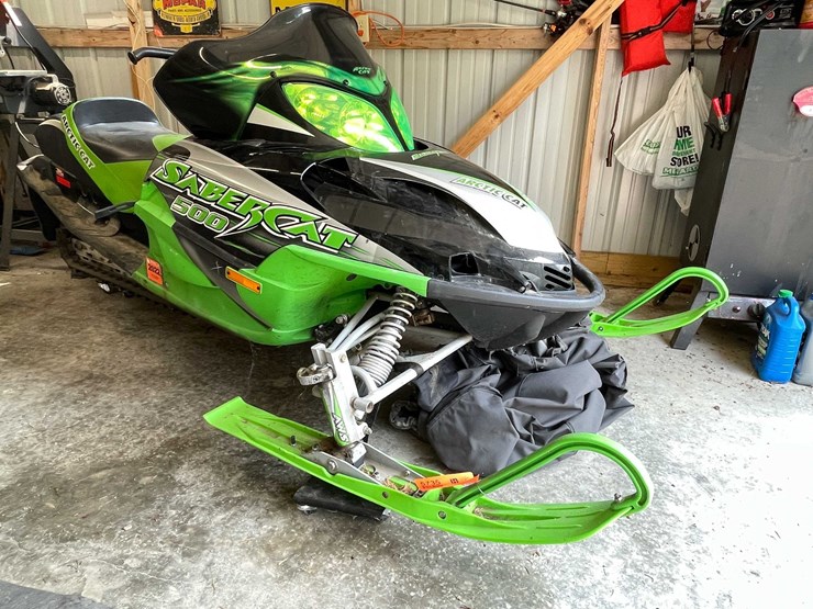 #5735-•-2004-artic-cat-snowmobile-image-1