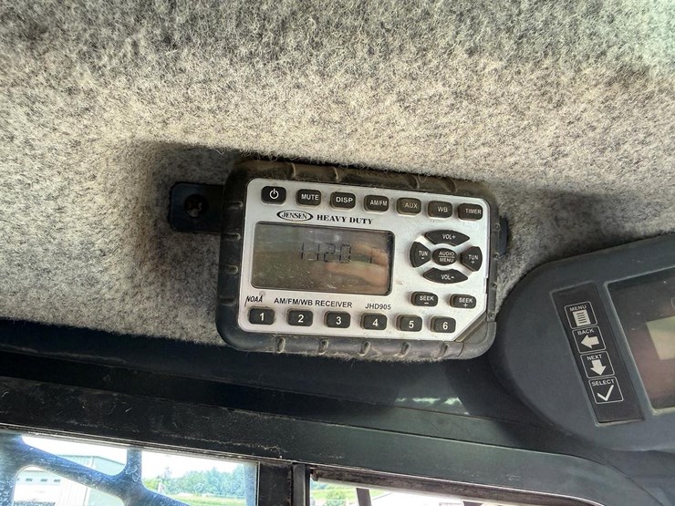 2016-deere-320e-image-23