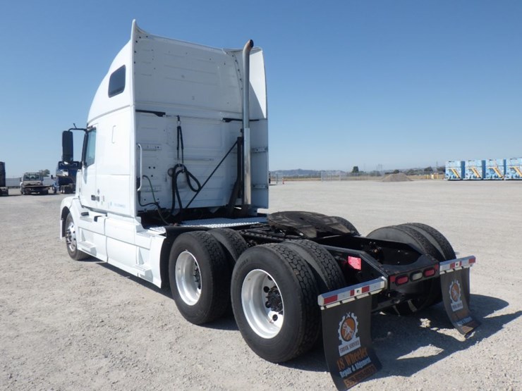 2018-volvo-vnl780-image-16