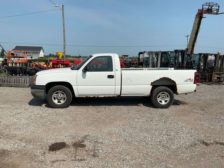 2004-chevrolet-silverado-1500-image-1