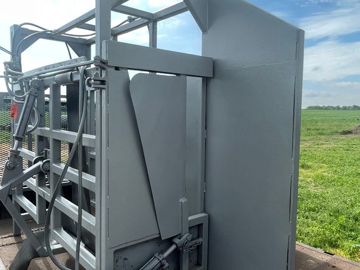 #303-•-tidenberg-heavy-duty-lay-down-cattle-chute-image-6