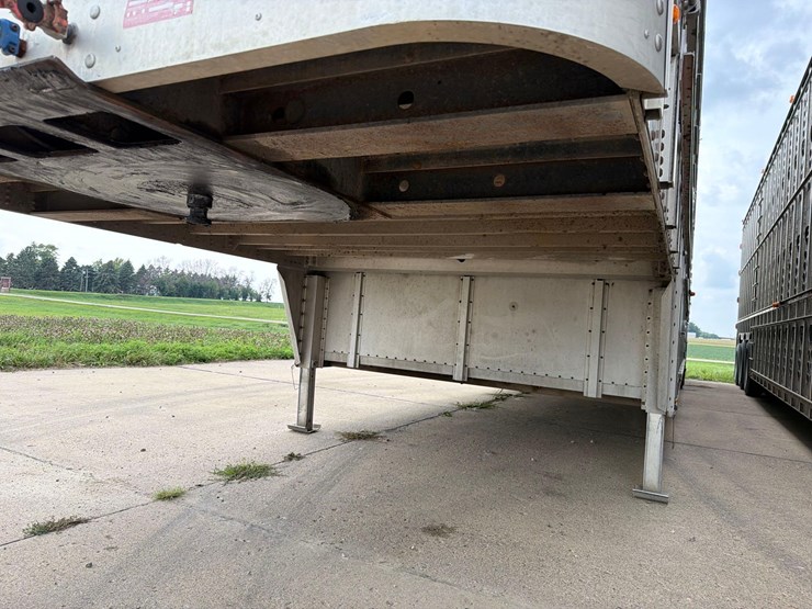2016-wilson-livestock-trailer-image-26