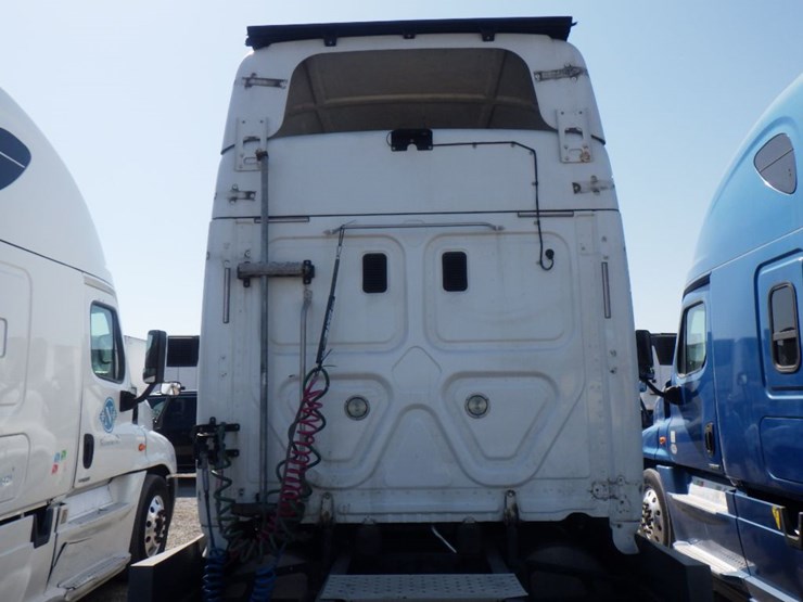 2015-freightliner-cascadia-125-image-11