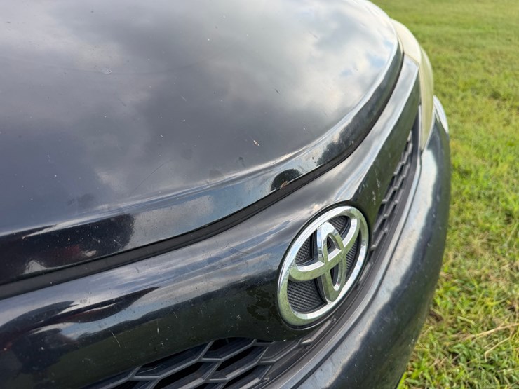 #106-•-2013-toyota-camry-passenger-car-image-9