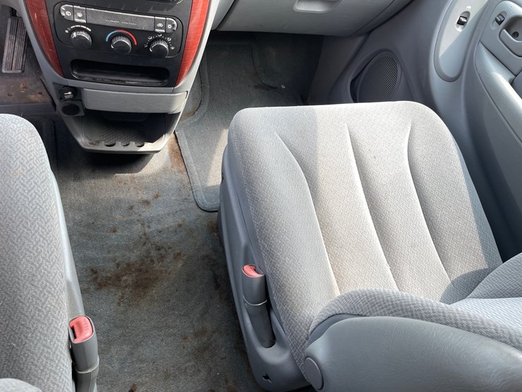 2006-chrysler-town-&-country-image-43