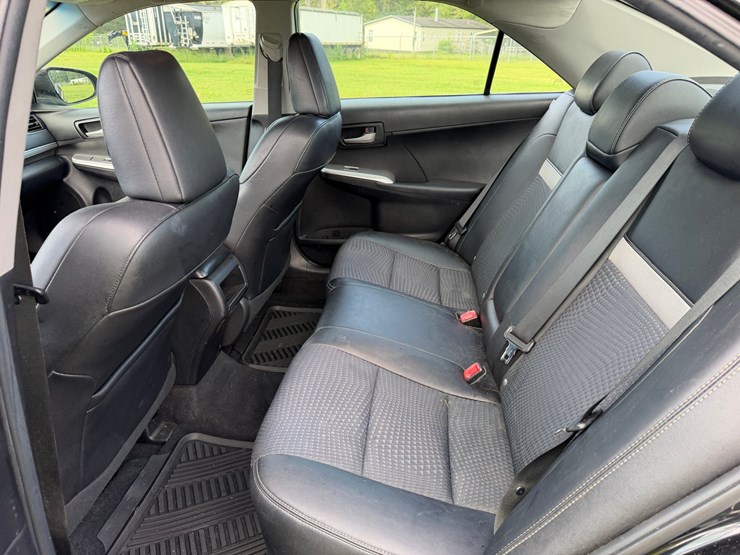 #106-•-2013-toyota-camry-passenger-car-image-17