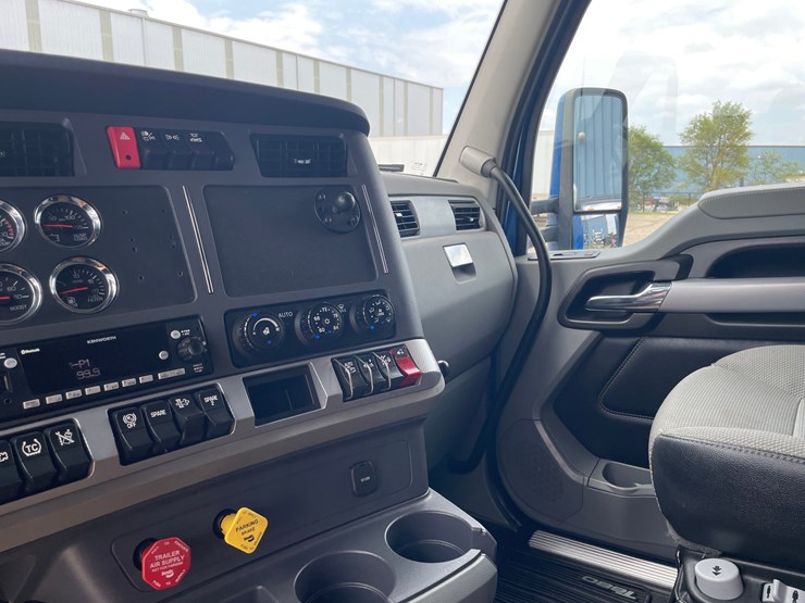 2022-kenworth-t680-image-26