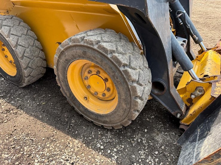 2024-deere-320g-image-12