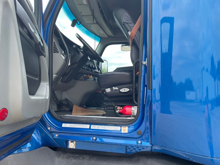 2022-kenworth-t680-image-23