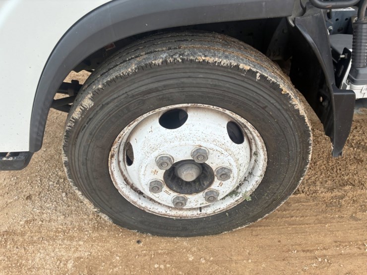 2019-isuzu-npr-image-11