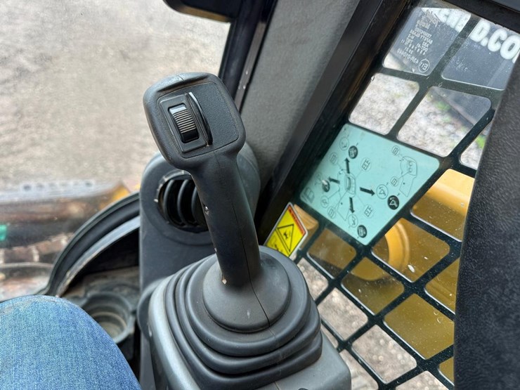 2019-caterpillar-259d-image-21