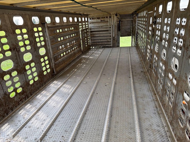 2016-wilson-livestock-trailer-image-63