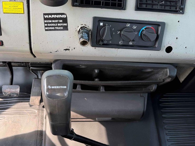 2000-freightliner-fl112-image-28