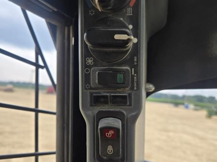new-holland-c238-image-20